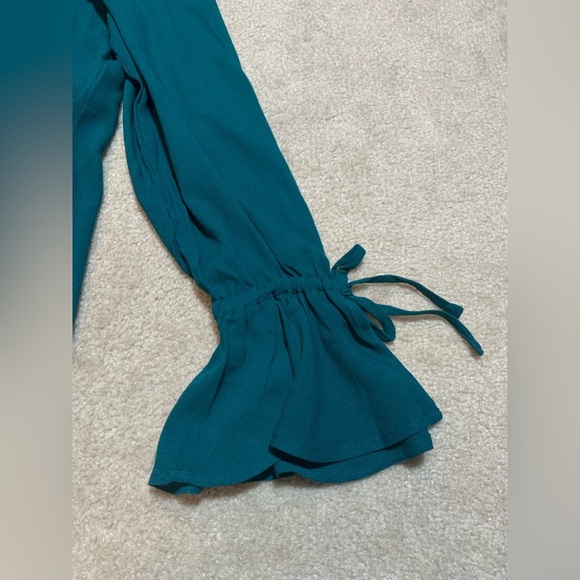 NWT Band of the Free Green Faux Wrap Blouse V-Neck Flutter Cuffs Women Small - Picture 4 of 8